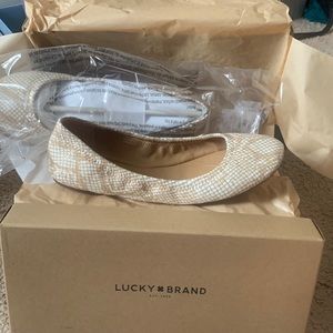 Lucky “Emmie” flat. Sz 8.5M women. White/tan/gold snake print.